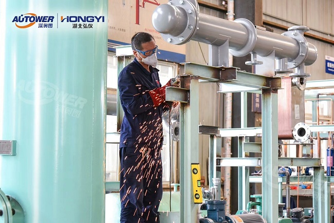     LNG氣化調(diào)壓撬的調(diào)試和注意事項(xiàng),關(guān)于LNG氣化調(diào)壓撬站的安全管理工作。  LNG氣化調(diào)壓撬的調(diào)試和注意事項(xiàng)  ①制定合理的操作規(guī)章制度      應(yīng)制定合理的LNG裝卸車操作規(guī)程、LNG儲(chǔ)罐倒罐操作規(guī)程、LNG氣化器操作規(guī)程、BOG復(fù)熱器操作規(guī)程、儲(chǔ)罐自增壓操作規(guī)程、EAG復(fù)熱器操作規(guī)程、卸車增壓器操作規(guī)程、橇裝式調(diào)壓器操作規(guī)程、BOG計(jì)量橇操作規(guī)程、LNG離心泵操作規(guī)程、天然氣加臭機(jī)操作規(guī)程、中心調(diào)度控制程序切換操作規(guī)程、消防水泵操作規(guī)程、LNG氣化站管道設(shè)備維護(hù)保養(yǎng)技術(shù)和操作手冊(cè)等。  ②建立臺(tái)賬，管理設(shè)備技術(shù)資料      應(yīng)建立維護(hù)記錄、巡查巡檢記錄、進(jìn)出人員管理記錄、各類操作記錄、應(yīng)急演練記錄、安全活動(dòng)記錄，管理好設(shè)備有關(guān)技術(shù)資料和各類原始資料等。  ③制定天然氣管道、廠站事故應(yīng)急預(yù)案      應(yīng)依據(jù)有關(guān)法律、法規(guī)及相關(guān)規(guī)定，并結(jié)合企業(yè)制度及實(shí)際情況，制定天然氣管道、廠站事故應(yīng)急預(yù)案。預(yù)案應(yīng)包含事故不利因素的分析、事故危害、事故分級(jí)、事故處理響應(yīng)等級(jí)、處理的程序及后期處理。應(yīng)經(jīng)常開(kāi)展不同等級(jí)的事故演練和對(duì)搶修裝備進(jìn)行檢查，大型的事故演練要聯(lián)合當(dāng)?shù)毓蚕?、安全管理部門一同進(jìn)行。  LNG氣化調(diào)壓撬的調(diào)試和注意事項(xiàng)  ④嚴(yán)格執(zhí)行上崗考試制度      各類操作人員獨(dú)立操作前必須經(jīng)過(guò)公司有關(guān)部門組織的考試，成績(jī)合格后方可獨(dú)立上崗。  ⑤加強(qiáng)對(duì)消防、防雷、防靜電設(shè)備檢查和管理      加強(qiáng)對(duì)LNG氣化站防雷、防靜電設(shè)備的定期檢查和維護(hù)保養(yǎng)，著重對(duì)消防水池、消防泵、消防水炮、儲(chǔ)罐噴淋管及干粉滅火器進(jìn)行檢查?？扇?xì)怏w報(bào)警設(shè)備需定期維護(hù)，確保其完好